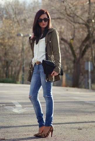 Quale jeans aderenti indossare con un anorak marrone: Punta su un anorak marrone e jeans aderenti per un'atmosfera casual-cool. Décolleté in pelle scamosciata leopardati marrone chiaro sono una buona scelta per completare il look.