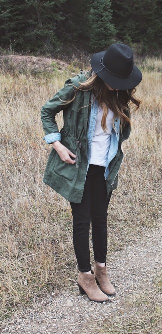 Come indossare e abbinare un anorak verde scuro quando fa caldo in modo casual: Potresti indossare un anorak verde scuro e jeans aderenti strappati neri per un look facile da indossare. Perfeziona questo look con un paio di stivaletti in pelle scamosciata marroni.