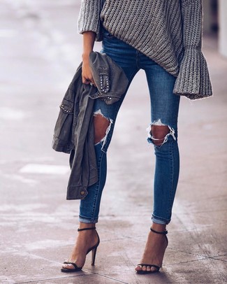 Come indossare e abbinare un anorak con jeans per una donna di 20 anni quando fa caldo: Prova ad abbinare un anorak con jeans per un look comfy-casual. Sandali con tacco in pelle neri sono una validissima scelta per completare il look.