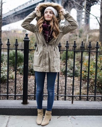 Quale jeans indossare con stivaletti marrone chiaro quando fa freddo: Combina un anorak beige con jeans e sarai un vero sballo. Stivaletti marrone chiaro sono una eccellente scelta per completare il look.