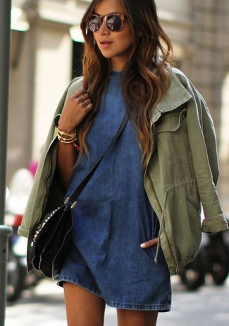 Come indossare e abbinare un anorak verde oliva in autunno 2024: Metti un anorak verde oliva e un vestito casual di jeans blu per un look comfy-casual. Un outfit stupendo per essere più cool e alla moda anche durante la stagione autunnale.