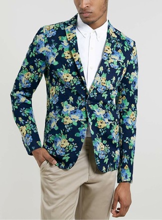 Come indossare e abbinare una giacca a fiori: Indossa una giacca a fiori e chino beige per un look da sfoggiare sul lavoro.
