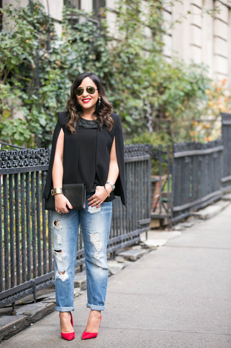 Come indossare e abbinare jeans con décolleté per una donna di 20 anni: Combina un blazer a mantella nero con jeans per una sensazione di semplicità e spensieratezza. Décolleté sono una splendida scelta per completare il look.
