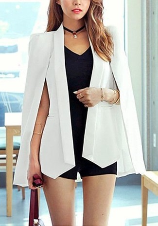 Come indossare e abbinare una borsa bordeaux: Scegli un outfit composto da un blazer a mantella bianco e una borsa bordeaux per un look comfy-casual.