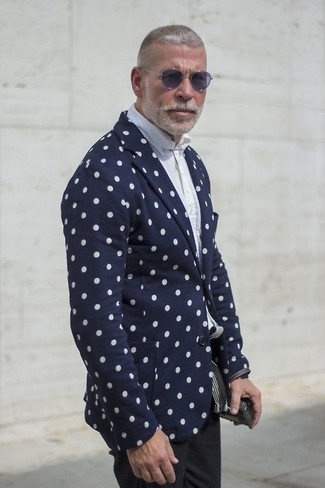 Come indossare e abbinare un blazer a pois per un uomo di 50 anni in modo smart-casual: Metti un blazer a pois e chino neri per un look elegante ma non troppo appariscente.