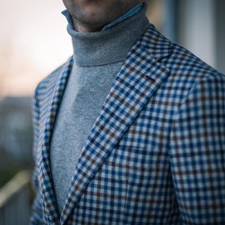 Come indossare e abbinare un dolcevita grigio: Potresti indossare un dolcevita grigio e un blazer a quadretti blu per un abbigliamento elegante ma casual.