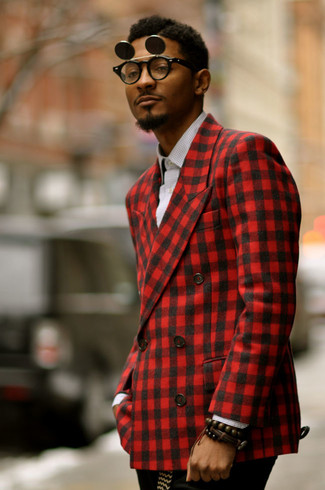 Look alla moda per uomo: Blazer a quadretti rosso, Camicia a maniche lunghe a quadretti bianca e nera