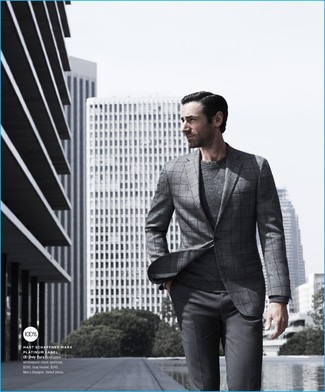 Come indossare e abbinare un blazer a quadri per un uomo di 30 anni: Mostra il tuo stile in un blazer a quadri con pantaloni eleganti grigi per una silhouette classica e raffinata