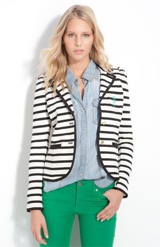 Come indossare e abbinare jeans verdi in primavera 2024 in modo smart-casual: Prova a combinare un blazer a righe orizzontali bianco e nero con jeans verdi per creare un look raffinato e glamour. Un look stupendo per essere cool e assolutamente alla moda anche in questi mesi primaverili.
