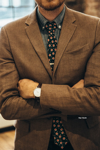 Come indossare e abbinare una cravatta a fiori nera: Potresti indossare un blazer a spina di pesce marrone e una cravatta a fiori nera come un vero gentiluomo.