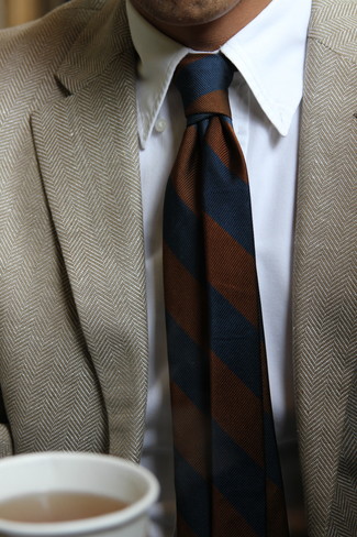 Come indossare e abbinare un blazer a spina di pesce marrone: Abbina un blazer a spina di pesce marrone con una camicia elegante bianca come un vero gentiluomo.