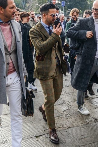 Come indossare e abbinare una sciarpa per un uomo di 30 anni quando fa freddo in modo formale: Combina un blazer di lana scozzese verde oliva con una sciarpa per un'atmosfera casual-cool. Scegli uno stile classico per le calzature e opta per un paio di scarpe derby in pelle marrone scuro.