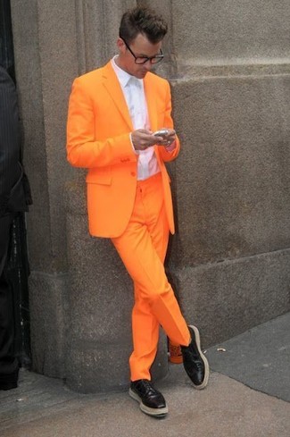 Quale scarpe derby indossare con un blazer dorato in modo formale: Vestiti con un blazer dorato e pantaloni eleganti arancioni come un vero gentiluomo. Scarpe derby sono una gradevolissima scelta per completare il look.