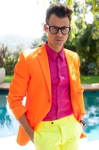 Come indossare e abbinare un blazer senape per un uomo di 30 anni in estate 2024: Potresti abbinare un blazer senape con chino gialli per essere elegante ma non troppo formale. Questo, ovviamente, è l'outfit stupendo per questa estate.