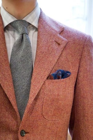 Come indossare e abbinare un fazzoletto da taschino con stampa cachemire blu quando fa caldo in modo smart-casual: Abbina un blazer di lana arancione con un fazzoletto da taschino con stampa cachemire blu per un'atmosfera casual-cool.