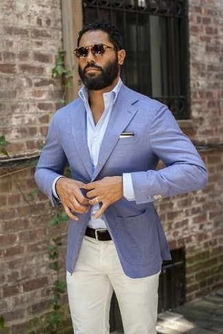 Look alla moda per uomo: Blazer azzurro, Camicia a maniche lunghe azzurra, Chino bianchi, Cintura in pelle nera