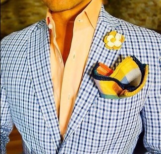 Come indossare e abbinare una spilla: Se desideri un look adatto per una gionata di relax, non cercare oltre: scegli questa combinazione di un blazer a quadri azzurro e una spilla.
