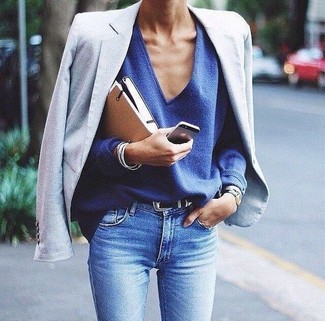 Quale blazer indossare con jeans aderenti azzurri quando fa caldo: Potresti indossare un blazer e jeans aderenti azzurri per un look raffinato.
