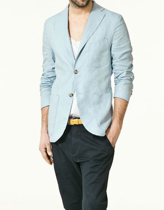 Come indossare e abbinare un blazer di lino azzurro per un uomo di 30 anni: Vestiti con un blazer di lino azzurro e chino grigio scuro, perfetto per il lavoro.