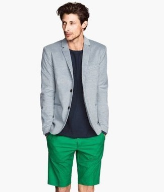 Come indossare e abbinare una giacca azzurra in estate 2024 in modo casual: Metti una giacca azzurra e pantaloncini verdi se preferisci uno stile ordinato e alla moda. Il look per questa estate è servito.