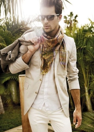 Come indossare e abbinare una sciarpa stampata per un uomo di 30 anni: Per un outfit della massima comodità, coniuga un blazer beige con una sciarpa stampata.