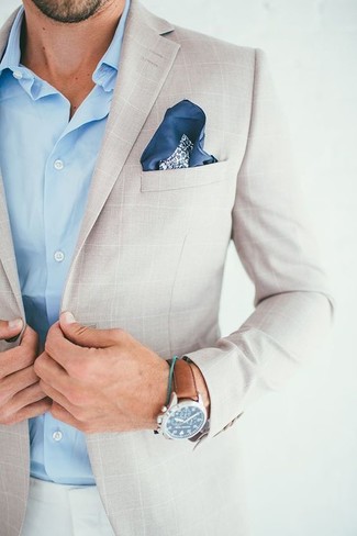 Come indossare e abbinare un blazer a quadri beige per un uomo di 30 anni in modo smart-casual: Punta su un blazer a quadri beige e chino bianchi se cerchi uno stile ordinato e alla moda.