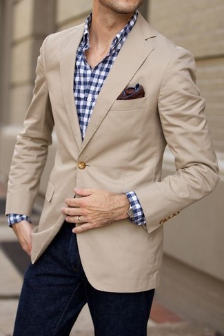 Come indossare e abbinare un fazzoletto da taschino marrone scuro: Prova a combinare un blazer beige con un fazzoletto da taschino marrone scuro per un outfit rilassato ma alla moda.