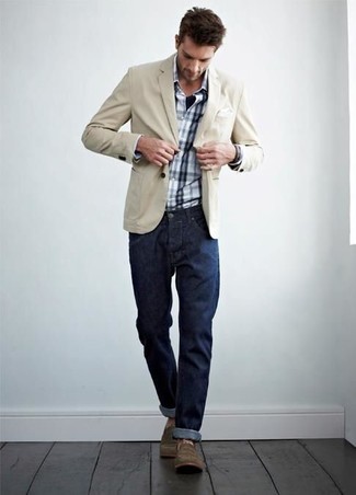 Quale blazer indossare con stivali casual marroni per un uomo di 30 anni in modo smart-casual: Potresti combinare un blazer con jeans blu scuro per un look elegante ma non troppo appariscente. Stivali casual marroni sono una validissima scelta per completare il look.