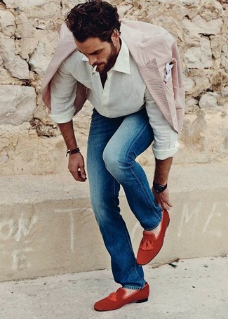 Quale jeans indossare con mocassini con nappine rossi per un uomo di 30 anni: Opta per un blazer beige e jeans per essere elegante ma non troppo formale. Scegli un paio di mocassini con nappine rossi per un tocco virile.