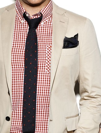 Come indossare e abbinare un blazer di cotone marrone chiaro: Potresti abbinare un blazer di cotone marrone chiaro con una camicia a maniche lunghe a quadretti rossa e bianca se cerchi uno stile ordinato e alla moda.