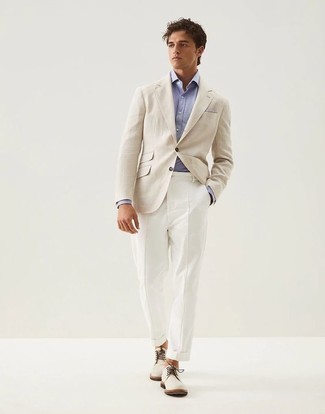 Come indossare e abbinare chino bianchi per un uomo di 30 anni: Mostra il tuo stile in un blazer beige con chino bianchi per un look davvero alla moda. Chukka in pelle scamosciata bianche sono una interessante scelta per completare il look.