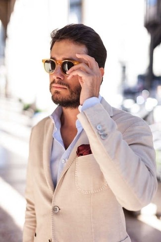 Come indossare e abbinare un blazer beige per un uomo di 30 anni: Scegli un blazer beige e una camicia elegante azzurra per un look elegante e alla moda.