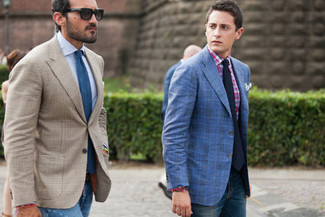 Come indossare e abbinare un blazer scozzese beige con jeans blu per un uomo di 30 anni: Scegli un outfit composto da un blazer scozzese beige e jeans blu per un look raffinato per il tempo libero.