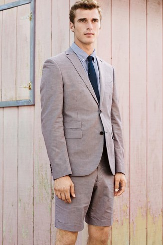 Come indossare e abbinare una cravatta lavorata a maglia blu: Metti un blazer beige e una cravatta lavorata a maglia blu per un look elegante e di classe.
