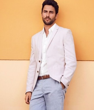 Come indossare e abbinare un blazer beige per un uomo di 30 anni: Scegli un blazer beige e chino grigi per creare un look smart casual.
