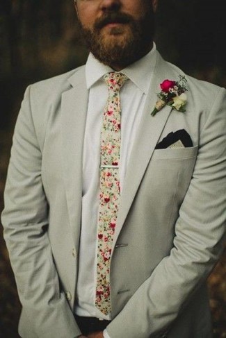 Come indossare e abbinare una cravatta marrone chiaro: Sfodera un look elegante con un blazer beige e una cravatta marrone chiaro.