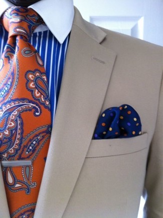 Come indossare e abbinare una cravatta con stampa cachemire: Coniuga un blazer beige con una cravatta con stampa cachemire per una silhouette classica e raffinata