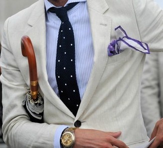 Look alla moda per uomo: Blazer beige, Camicia elegante a righe verticali bianca e blu, Cravatta a pois blu scuro e bianca, Fazzoletto da taschino blanco e viola