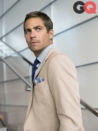 Come indossare e abbinare un blazer beige per un uomo di 30 anni: Coniuga un blazer beige con una camicia elegante a righe verticali bianca e blu per un drink dopo il lavoro.