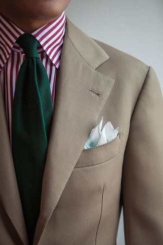 Come indossare e abbinare un fazzoletto da taschino verde: Per un outfit della massima comodità, potresti indossare un blazer beige e un fazzoletto da taschino verde.