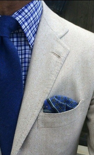 Come indossare e abbinare una cravatta lavorata a maglia blu scuro e bianca per un uomo di 30 anni in modo smart-casual: Sfrutta al meglio la raffinatezza e l'eleganza con un blazer di lana beige e una cravatta lavorata a maglia blu scuro e bianca.