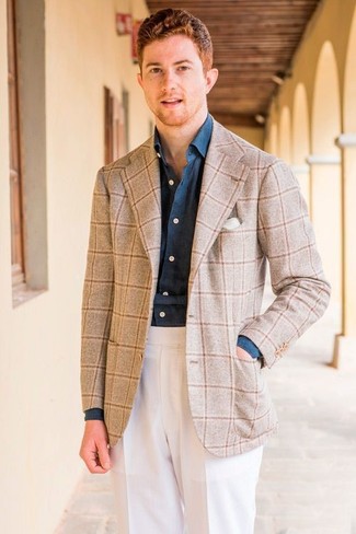 Come indossare e abbinare un blazer di lana marrone chiaro per un uomo di 20 anni in primavera 2025: Coniuga un blazer di lana marrone chiaro con pantaloni eleganti bianchi per un look elegante e di classe. Una eccellente idea per essere impeccabile in questa stagione primaverile!