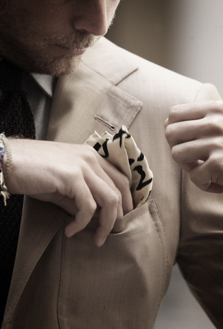 Come indossare e abbinare un fazzoletto da taschino stampato marrone chiaro: Potresti indossare un blazer beige e un fazzoletto da taschino stampato marrone chiaro per un look comfy-casual.