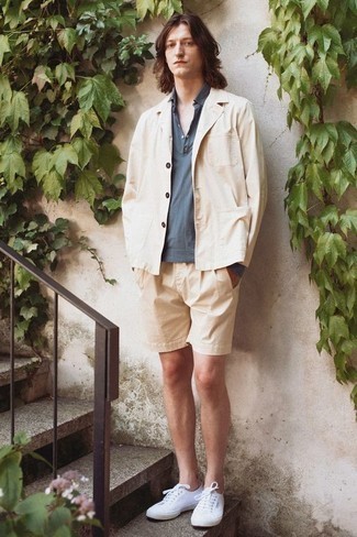 Look alla moda per uomo: Blazer di cotone beige, Maglia  a polo foglia di tè, Pantaloncini beige, Sneakers basse di tela bianche