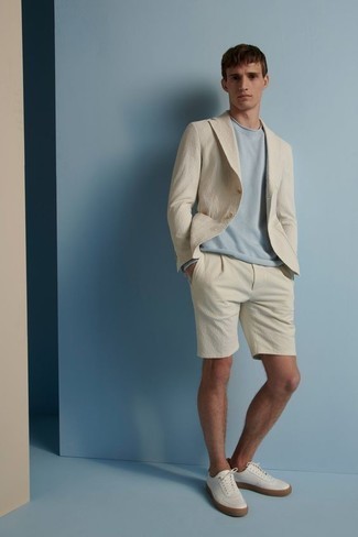 Look alla moda per uomo: Blazer di seersucker beige, Maglione girocollo azzurro, Pantaloncini di seersucker beige, Sneakers basse in pelle bianche