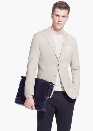 Come indossare e abbinare un blazer beige in primavera 2024: Scegli uno stile classico in un blazer beige e pantaloni eleganti neri. Una buona scelta per essere elegantemente alla moda questa primavera!
