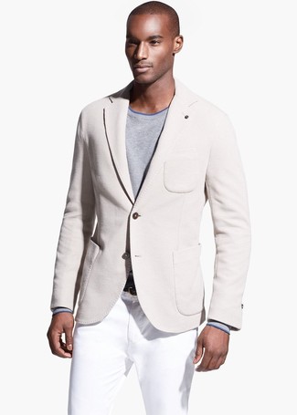 Quale blazer indossare con un maglione girocollo grigio in modo smart-casual: Potresti combinare un blazer con un maglione girocollo grigio, perfetto per il lavoro.