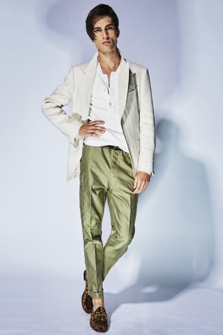 Quale mocassini eleganti indossare con un blazer beige per un uomo di 20 anni: Abbina un blazer beige con pantaloni eleganti verde oliva per un look elegante e di classe. Mocassini eleganti sono una eccellente scelta per completare il look.