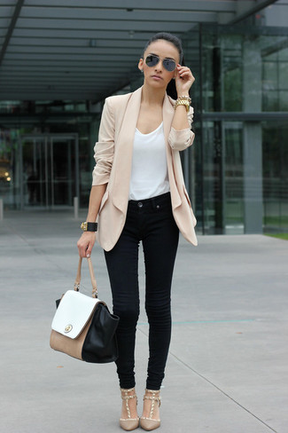 Come indossare e abbinare un blazer di seta beige per una donna di 30 anni in primavera 2025: Abbina un blazer di seta beige con jeans neri per un look raffinato. Décolleté beige sono una eccellente scelta per completare il look. Ecco una magnifica idea per creare il perfetto outfit primaverile.