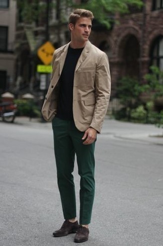 Quale blazer indossare con chino verde scuro in estate 2024 in modo smart-casual: Metti un blazer e chino verde scuro per un look davvero alla moda. Per le calzature, scegli lo stile classico con un paio di scarpe oxford in pelle scamosciata marrone scuro. Ecco una eccellente scelta per creare il perfetto outfit estivo.
